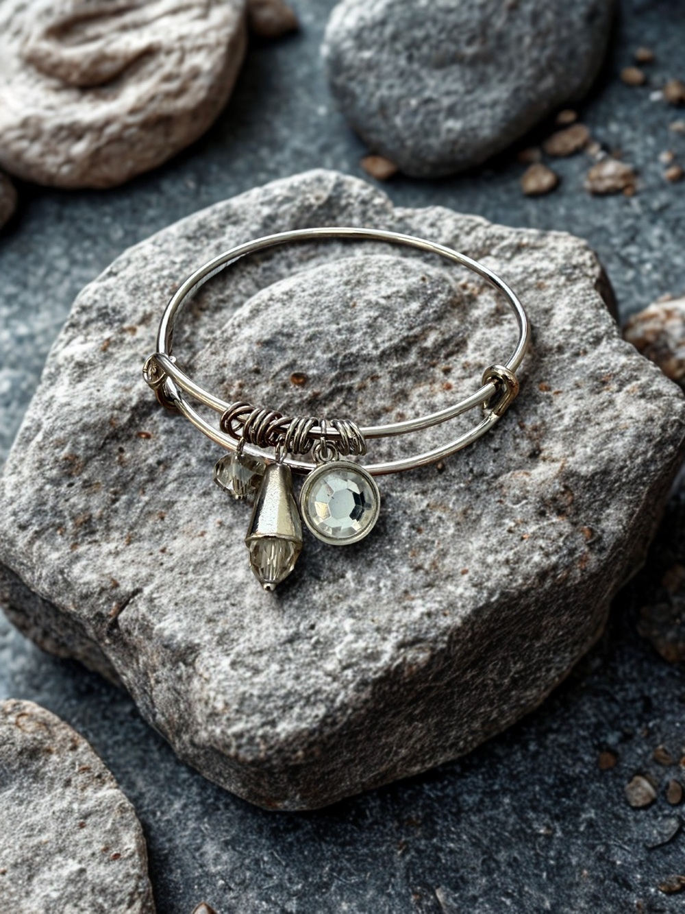 🏷️‼️5/$25🏷️‼️🩶Silver-Tone Charm Bangle Bracelet with Clear Crystal Accents/EUC